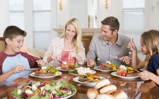 COMEMOS CON NUESTROS HIJOS??? La llave para abrir la puerta a una relación sana con la alimentación. COMEMOS CON NUESTROS HIJOS??? La llave para abrir la puerta a una relación sana con la alimentación.