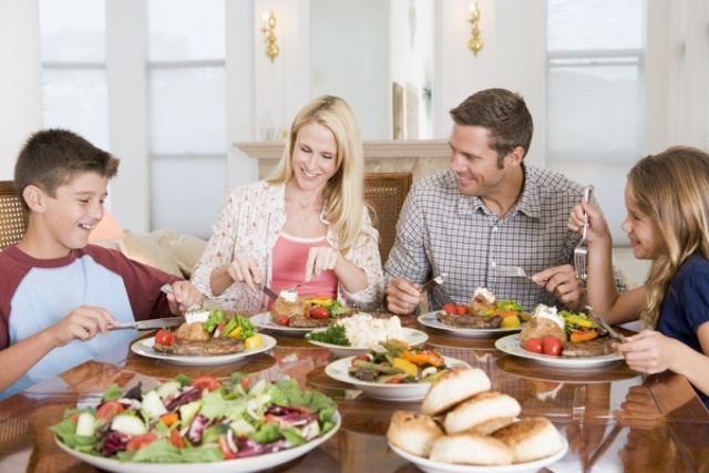 comida en familia - COMEMOS CON NUESTROS HIJOS??? La llave para abrir la puerta a una relación sana con la alimentación.