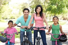 familia en bici - COMEMOS CON NUESTROS HIJOS??? La llave para abrir la puerta a una relación sana con la alimentación.